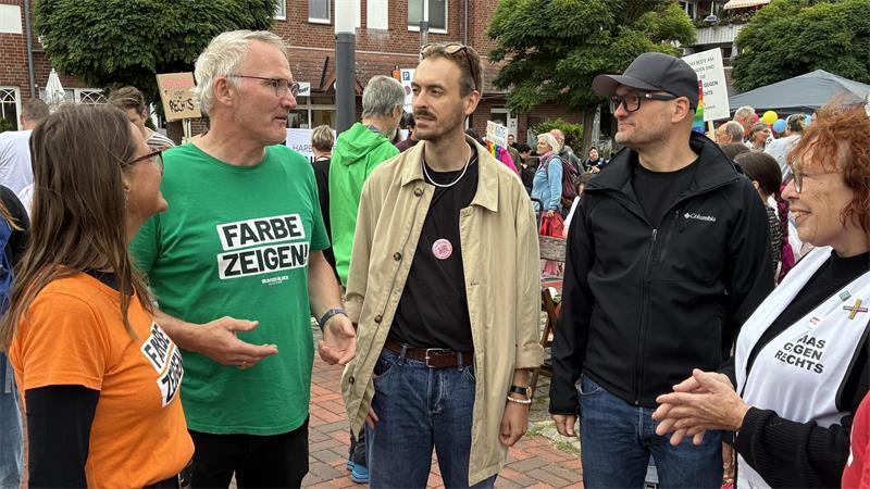 Katrin und Peer Hauschildt vom Bunten Block im Gespräch mit Moritz Tebbe und Sebastian Hamm von Eltern gegen Rechts sowie Marion Meyer von Omas gegen Rechts (von links).