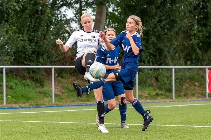 Katrinna Scharkus (weißes Trikot) gewinnt den Zweikampf. Die Landesliga-Fußballerinnen der VSV Hedendorf/Neukloster haben mit dem Sieg die Tabellenführung gefestigt. Foto: Schmietow
