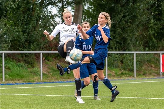 Katrinna Scharkus (weißes Trikot) gewinnt den Zweikampf. Die Landesliga-Fußballerinnen der VSV Hedendorf/Neukloster haben mit dem Sieg die Tabellenführung gefestigt. Foto: Schmietow
