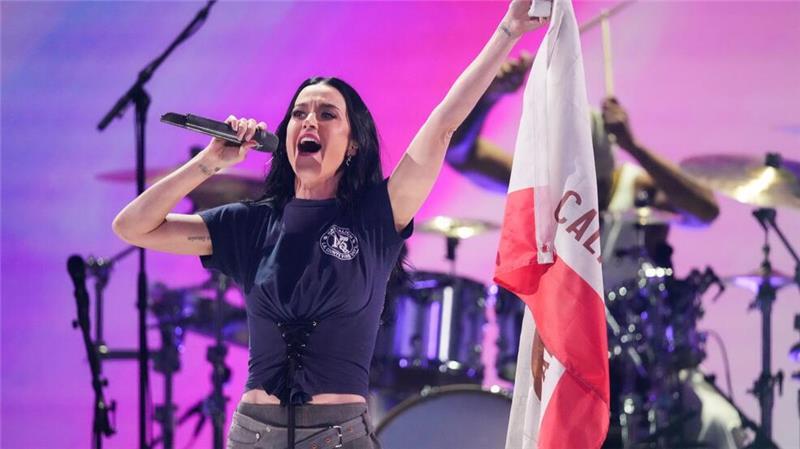 Katy Perry begeistert mit ihren Hits „Roar“ und „California Gurls“