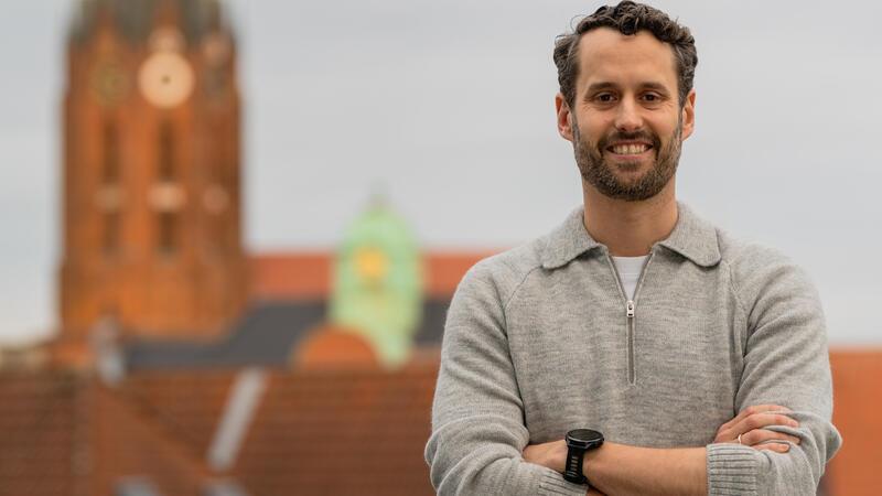 Kaufhaus-Chef Fabian Stackmann vor der Kulisse der Altstadt. In Buxtehude zeigt sich der Einzelhandel noch stabiler als in vielen anderen Städten.