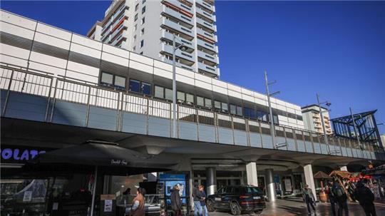 Kaufhaus-Gebäude in Leverkusen: Hier wollte die Modekette Aachener in Kürze eine Filiale eröffnen. Dieser Plan könnte nun überholt sein.