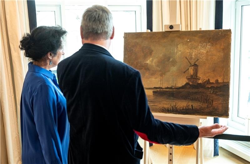 Kaufinteressenten betrachten ein von seiner Echtheit her umstrittenes Van-Gogh-Gemälde, das vom Auktionshaus Dechow in Hamburg versteigert werden soll. Das Mindestgebot für das Gemälde mit dem Titel „Die Mühle von Wijk“ liegt bei 500 000 Eu