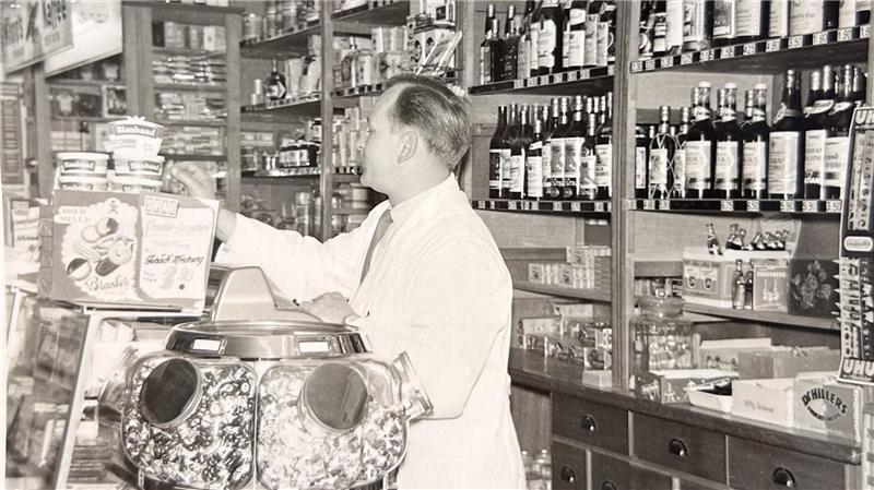 Von Kaufmannsehre, Wagenrennen im Laden und Eis für ein paar Groschen Kaufmann Heinz Tiedemann in seinem Gemischtwarenladen in Oldendorf.