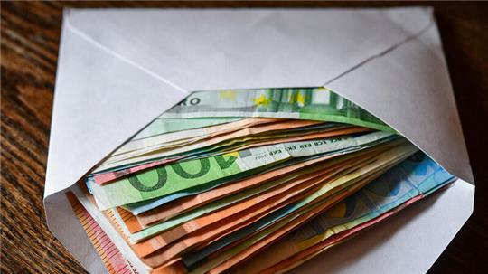 Kaum auf dem Konto, schon in bar abgehoben: Das Konto eines Hemmoorers wurde zum „Umschlagsplatz“ für dubiose Geschäfte.