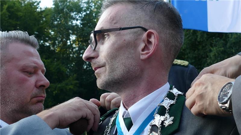 Kaum erwählt, kümmern sich die Adjutanten des Königs um dessen perfektes Aussehen.