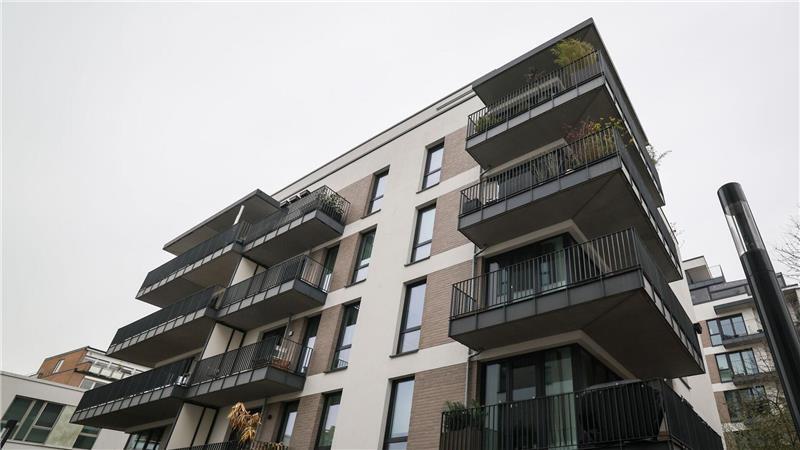 Kaum günstiger ist es im Stadtteil Winterhude. Dort kostete dem Immobilienatlas zufolge eine Neubauwohnung bis zu beinahe 12.000 Euro pro Quadratmeter. 