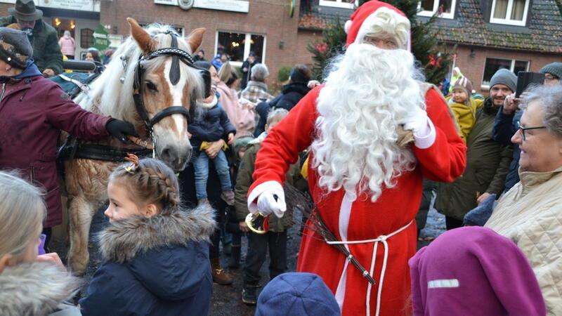 Saisoneröffnung: Volle Weihnachtsmärkte in Beckdorf und Groß Sterneberg Kaum ist der Weihnachtsmann in Groß Sterneberg angekommen, wird er von Kindern umringt.