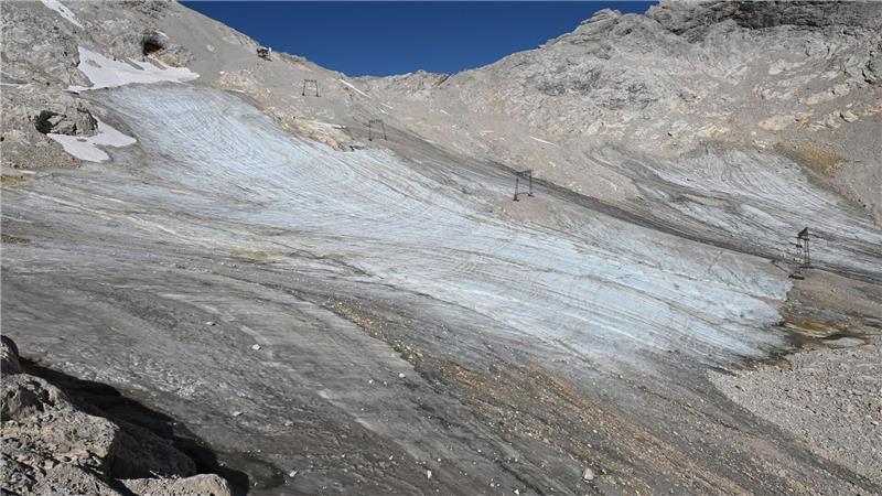 Kaum noch Schnee liegt auf einem Gletscher auf dem Zugspitzplatt.