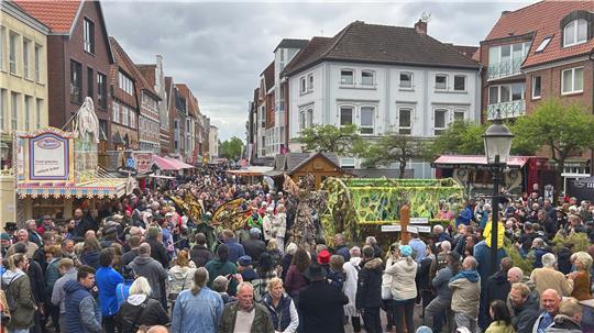 Kaum noch ein Durchkommen: Dicht beieinander ziehen die Menschen beim Steampunk-Festival durch die Lange Straße in der Buxtehuder Altstadt.