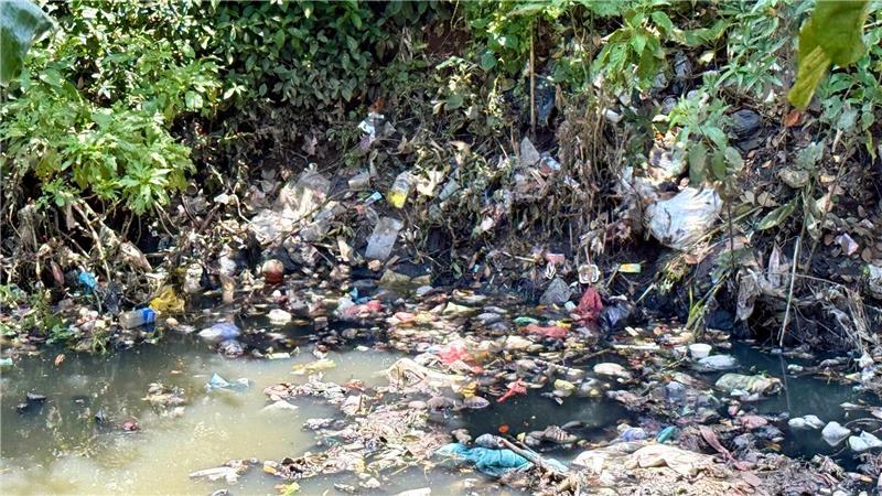 Ein Meer aus Müll: Unterwegs am „dreckigsten Fluss der Welt“ Kaum noch identifizierbarer Unrat treibt vielerorts im Fluss Citarum.