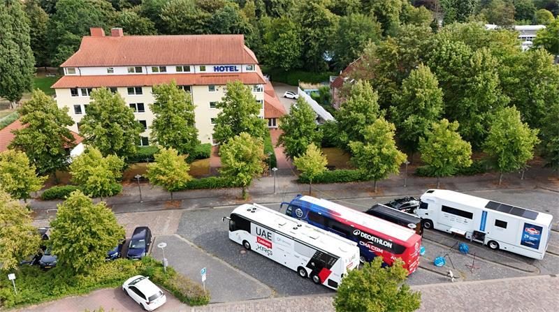 Kaum zu übersehen: Gleich drei Teams haben sich im Stader Hof einquartiert - links der UAE-Bus.