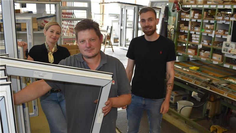 Neuanfang nach Schieflage: Paar rettet Handwerksbetrieb vor dem Aus Kay Brömmer zeigt ein fast fertiggestelltes Fensterelement. Im Hintergrund die neue Geschäftsführerin Almina Sacirovic und Marvin Schlieckriede, technische Leiter von Kemner Fenster und Fassadenelemente.