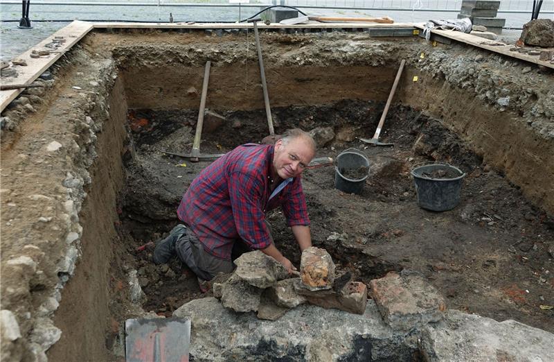 Das haben Archäologen bei Ausgrabungen der ehemaligen Bornplatzsynagoge gefunden Kay-Peter Suchowa, Grabungsleiter für die archäologische Untersuchung auf dem Joseph-Carlebach-Platz.