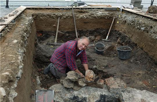Kay-Peter Suchowa, Grabungsleiter für die archäologische Untersuchung auf dem Joseph-Carlebach-Platz.