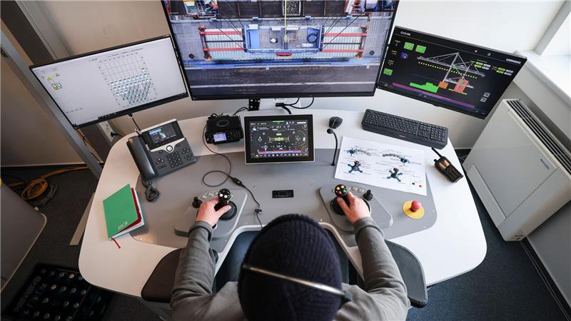 Erste ferngesteuerte Containerbrücken vor Inbetriebnahme Kay Stolzenburg steuert vom Büro aus eine Containerbrücke.