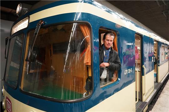 Kay Uwe Arnecke, Vorsitzender der Geschäftsführung S-Bahn Hamburg, schaut aus dem Führerstand einer historischen S-Bahn am S-Bahnhof Harburg Rathaus. Die Sonderfahrt findet anlässlich des Jubiläums "40 Jahre S-Bahn Harburg“ statt. Foto: Marcus Brandt/dpa