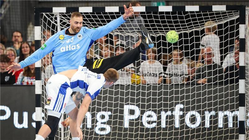 Knorr und Wolff in Topform: Handballer düpieren Island Keeper Andreas Wolff (hinten) - ein Erfolgsgarant der deutschen Handballer.