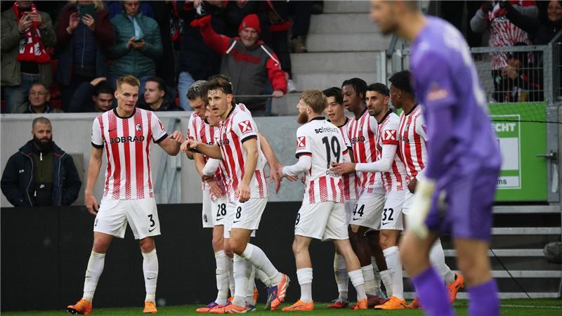 St. Paulis Negativserie immer heftiger: „Tut einfach weh“ Keeper Nikola Vasilj sah bei Gegentoren unglücklich aus.