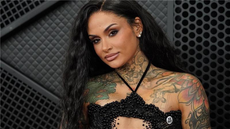 Kehlani kommt bei den 68. Grammy Awards an - mit einem „ICE OUT“-Button.