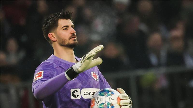 Kehrt als WM-Teilnehmer ins Tor des FC St. Pauli zurück: Nikola Vasilj. (Archivbild)