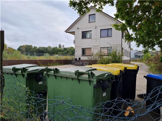 Kein Absperrband, kein Siegel, keine Blumen: Blick auf die Asylbewerberunterkunft im Gewerbegebiet Im Sande in Harsefeld. Foto: Beneke