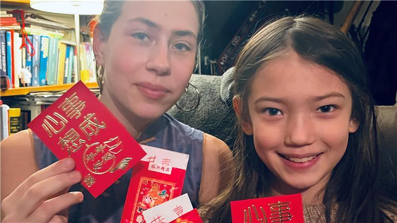 Ist nur Bares Wahres? Redakteurinnen unterwegs - mit und ohne Bargeld Kein Bargeld zum chinesischen Neujahr: Mascha (links) und Marla Richter mussten mit Gutscheinen vorliebnehmen.