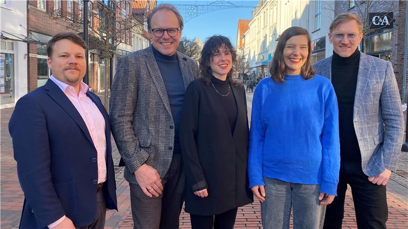 Kein Buxtehuder Kunstpreis ohne Förderer: Matty Neumann (Sparkasse Harburg-Buxtehude) und Christian Bruns (Kulturförderung Sibylle Bruns-Decker & Michael Bruns) mit den Preisträgerinnen Sarah Drath, Anja Dietmann und Kulturchef Torsten Lange.