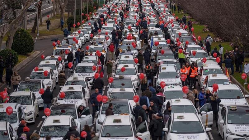 Kein Durchkommen: Taxifahrer in Spanien blockieren den Verkehrwährend einer Protestaktion gegen die Preiserhöhung bei den Autoversicherern.