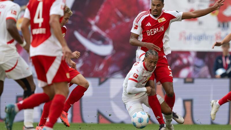 Keine Trainer, keine Tore: Nullnummer von Leipzig und Union Kein Durchkommen: Xavi Simons (M.) scheitert an Danilho Doekhi.