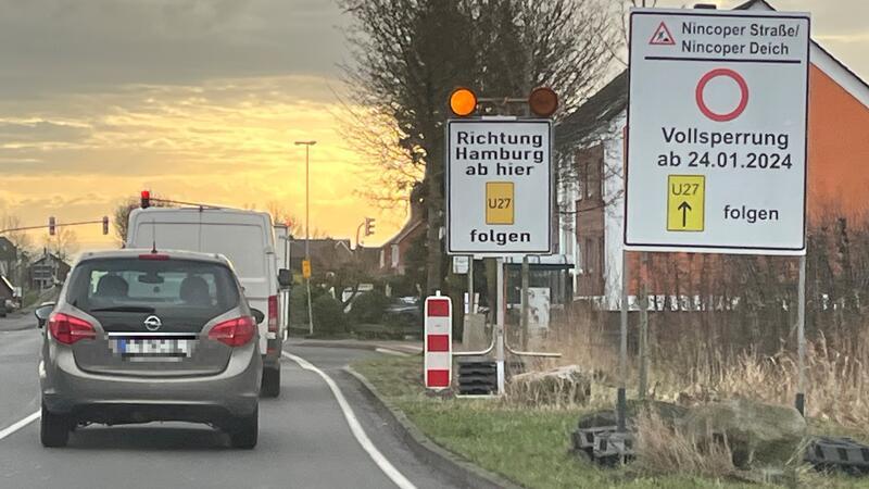 Vollsperrung der Lidl-Kreuzung in Neuenfelde erneut verlängert Kein Durchkommen für Lkw: Bereits in Jork-Königreich wird auf die Vollsperrung in Neuenfelde hingewiesen.