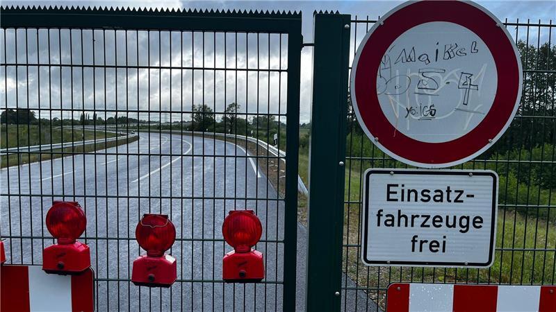 Kein Durchkommen für den normalen Autofahrer. Die fertige A26-Anschlussstelle darf nur in Notfällen genutzt werden.