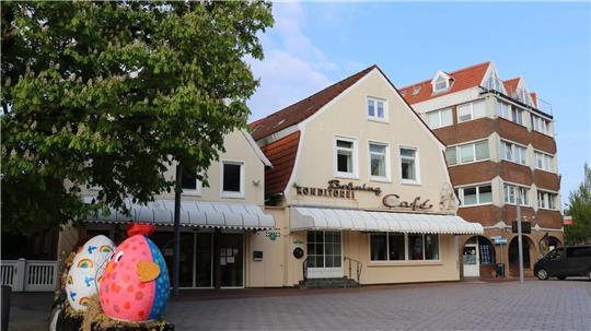 Kein Eis und kein Kaffee am Kirchplatz: Das Café Brüning in Otterndorf steht seit Monaten leer. Nachdem bereits der zweite Pächter kapituliert hat, will die Inhaber-Familie das Gebäude verkaufen.