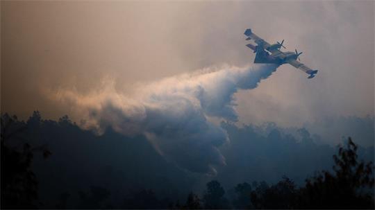 Kein Ende der Brände in Südeuropa: Ein Löschflugzeug bekämpft einen Waldbrand in Spanien.
