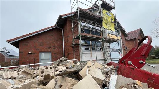 Kein Geld: Es herrscht Stillstand auf der Baustelle des Feuerwehrgerätehauses in Mittelnkirchen.