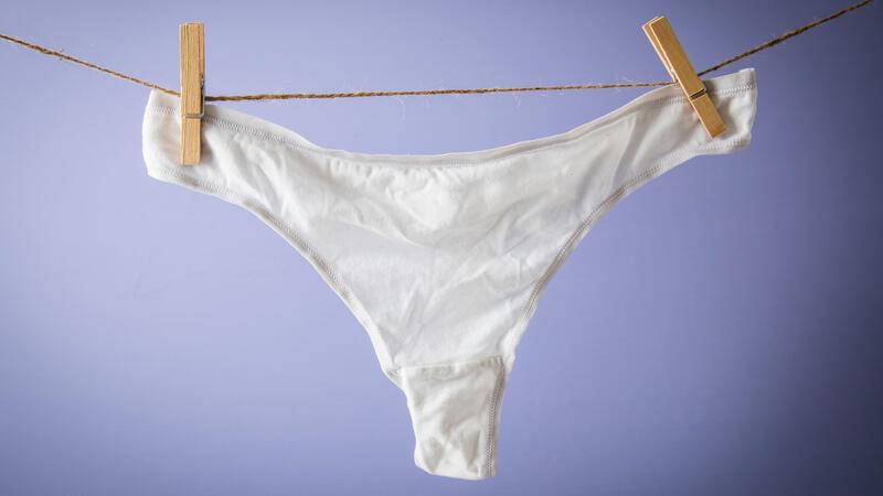 Eine Unterhose hängt auf einer Wäschleine.
