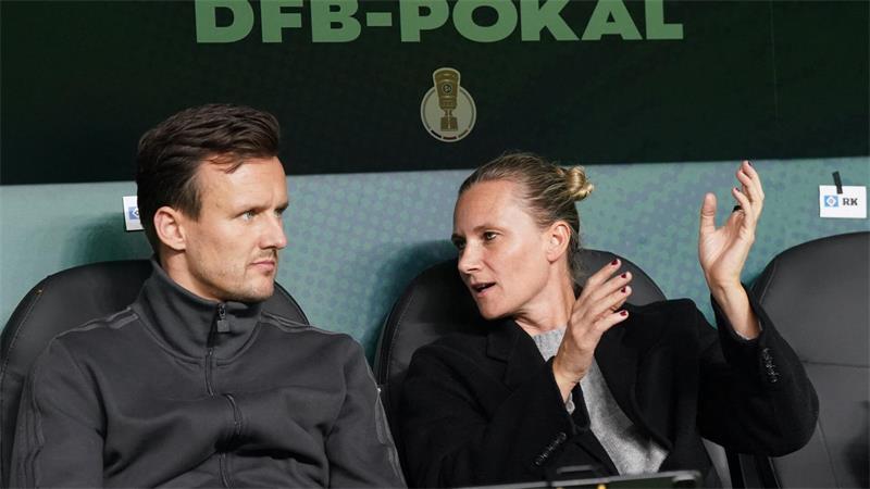 Kein Jammern: HSV will Verletztenmisere trotzen Kein Jammern über die Personallage: HSV-Sportdirektor Claus Costa (l) mit Sportvorständin Kathleen Krüger.