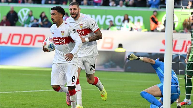 Stuttgart weiter auf Kurs: 3:0 bei desaströsen Wolfsburgern Kein Jubel nach dem Tor aus Respekt vor seinem Ex-Club: Stuttgarts Tiago Tomas (l) nach dem 1:0 gegen den VfL Wolfsburg