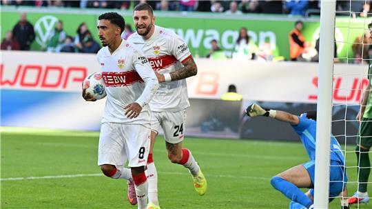 Kein Jubel nach dem Tor aus Respekt vor seinem Ex-Club: Stuttgarts Tiago Tomas (l) nach dem 1:0 gegen den VfL Wolfsburg