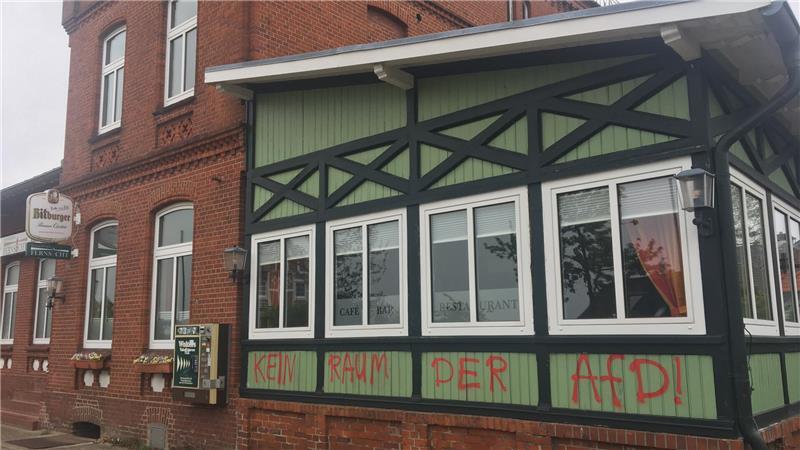 Kein Raum der AfD, hatten Unbekannte im Jahr 2020 auf die Fassade des Dorfgemeinschaftshauses "Zur Schönen Fernsicht" in Grünendeich gemalt.