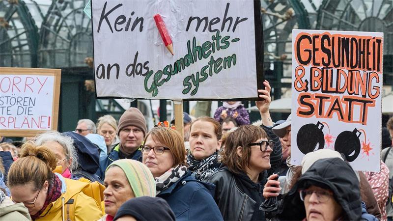 „Kein Rotstift mehr an das Gesundheitssystem“ fordern Demonstranten auf dem Hamburger Rathausmarkt.