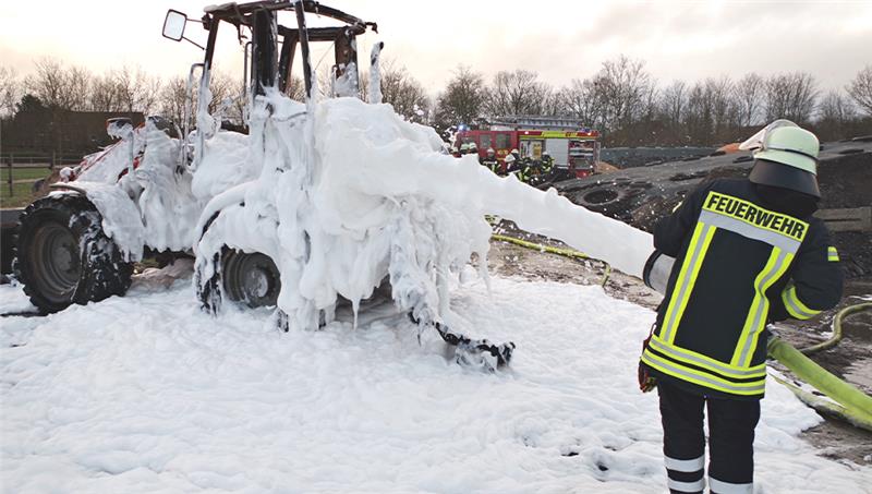 Kein Schnee: Der Löschschaum soll ein erneutes Aufflammen des Feuers verhindern. Fotos: Rolf Hillyer-Funke / Feuerwehren Samtgemeinde Oldendorf-Himmelpforten