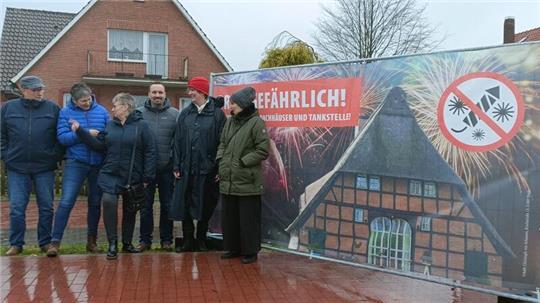 Kein Silvester mehr wie im vergangenen Jahr: Manfred Wilhelmi (von links), Petra Aumann, Elke Wilhelmi, Christoph von Schassen, Hilke Ehlers und Andrea Rowe vor einem der zehn Plakate ihrer Kampagne.