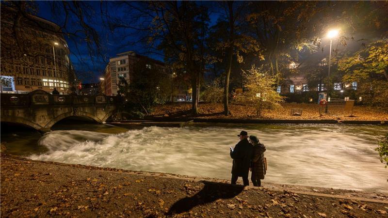 Kein Surfer auf dem Münchner Eisbach - denn die bekannte Welle funktioniert nicht mehr. Die Surfer rätseln über die Gründe. (Archivbild)