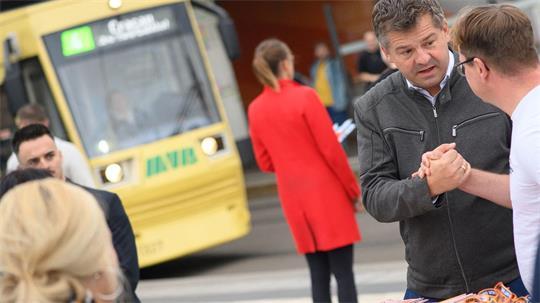 Kein Termin war Sven Schulze (CDU) zu klein, um Bürger und Unternehmer zu treffen. (Archivbild)