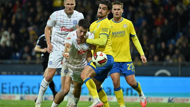 Kiel in der Krise: Noch keine Diskussion um Trainer Walter Kein Vorbeikommen: Adrian Kapralik von Holstein Kiel im Zweikampf mit dem Braunschweiger Fabio Di Michele Sanchez.