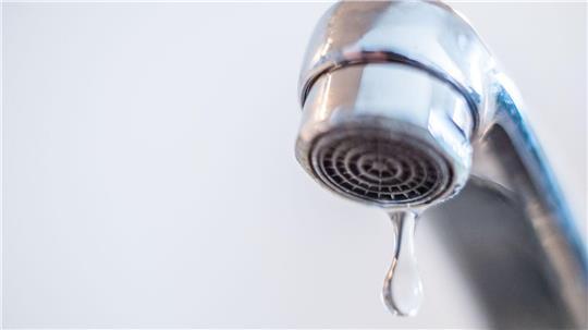 Kein Wasser: 250 Haushalte in Celle sind nach einem Rohrbruch von der Versorgung abgeschnitten. (Symbolbild)