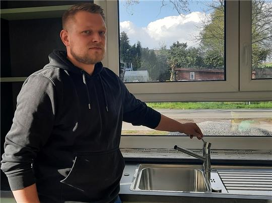 Kein Wasser kommt aus dem Hahn: Luca Meybohm hat an der Hauptstraße durch Bargstedt gebaut und sitzt auf dem Trockenen. Foto: Fehlus