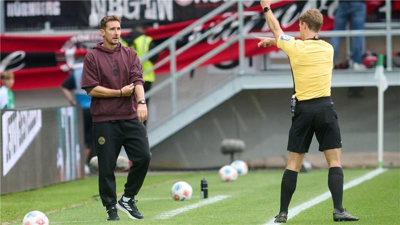 Kein guter Abend für Nürnbergs Trainer Miroslav Klose - diese Gelbe Karte durch Schiedsrichter Jarno Wienefeld aber erhielt sein Co-Trainer Javier Pinola hinter ihm. 