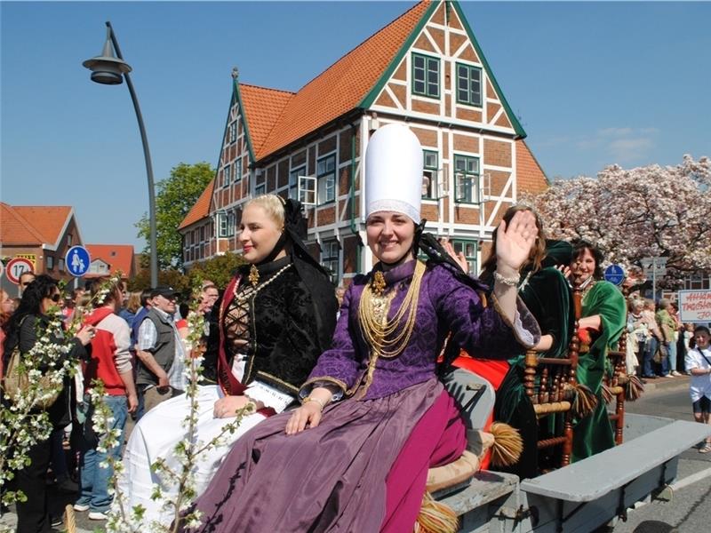 Kein letzter Gruß: Die ehemalige Blütenkönigin Anna Krüger winkt beim Altländer Blütenfest den Besuchern zu. Foto Vasel